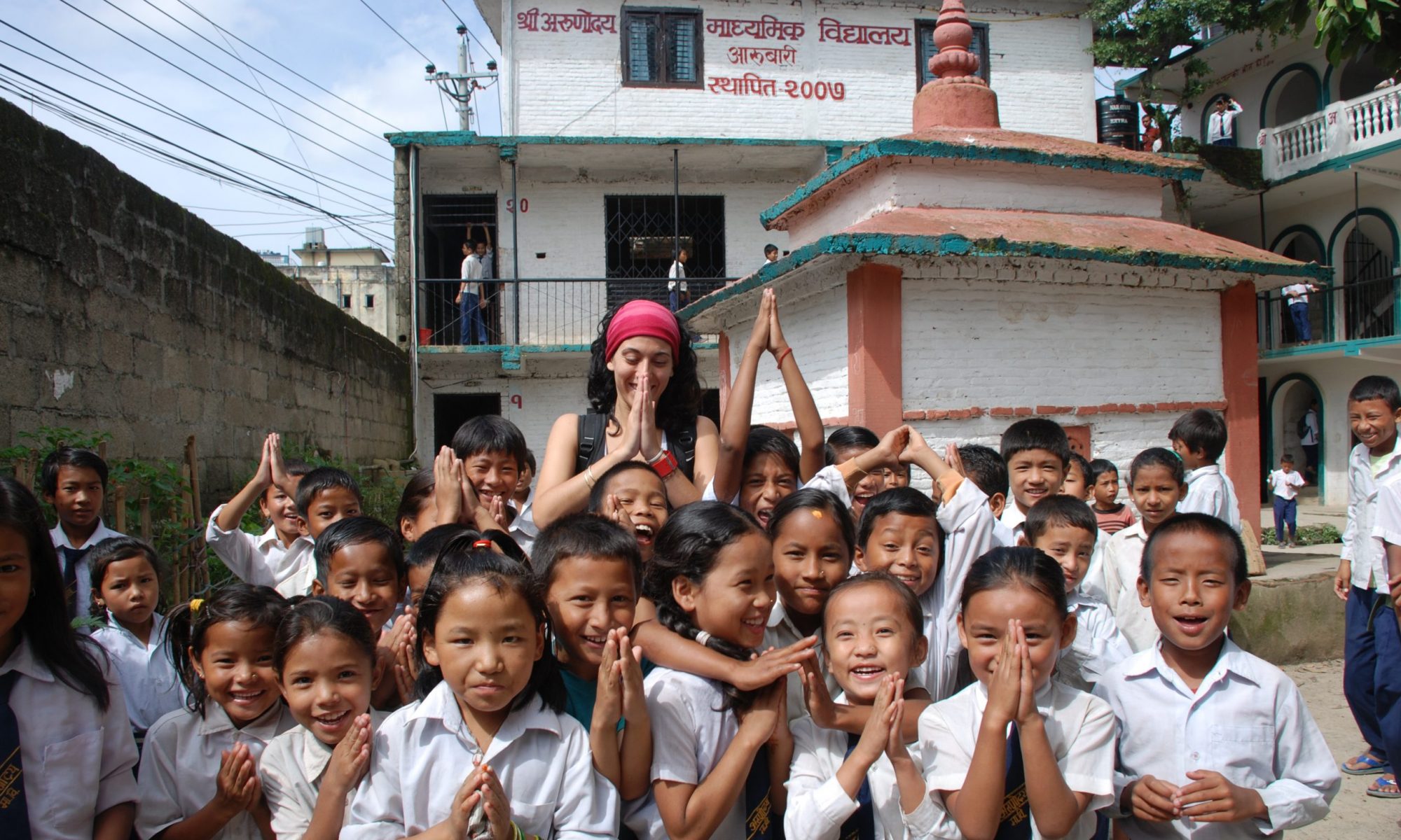 Entrega de material escolar en una de nuestras acciones sociales en los colegios de Katmandú, Nepal