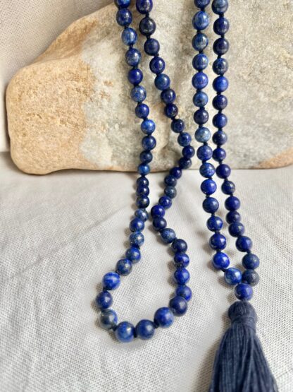 Japamala de lapislazuli de 8mm anudadas con hilo en azul marino