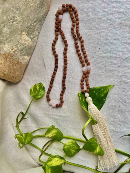 Japamala de Rudraksha de 7mm y cuentas de cuarzo rosa de 8mm