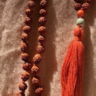 Japamala de rudraksha de 9mm en color rojizo. Borla en naranja, agata roja más cuentas de cristal de murano turquesas