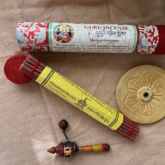 Incienso natural de Buthan de barritas gruesas empaquetado en tubo decorado con motivos tradicionales tibetanos