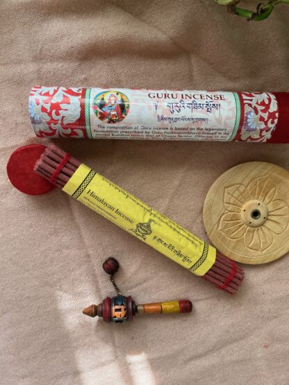 Incienso natural de Buthan de barritas gruesas empaquetado en tubo decorado con motivos tradicionales tibetanos